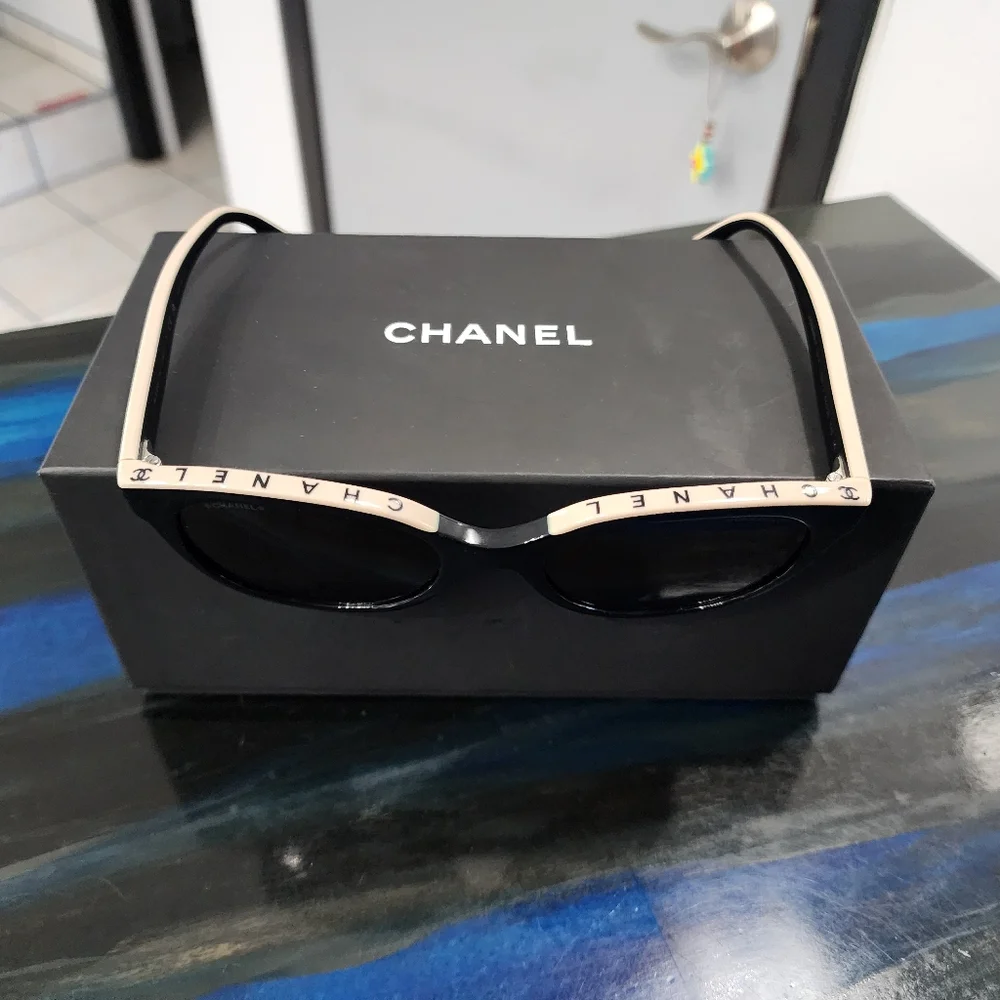 Chanel Black Sunglasses and Wallet Set - Picture 6 of 9